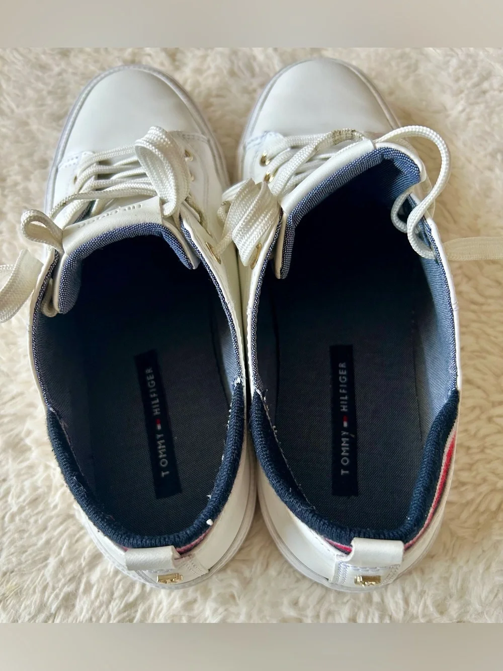 Tommy Hilfiger Two Sneaker low-top classic design Lace-up closure Size Women’s 8